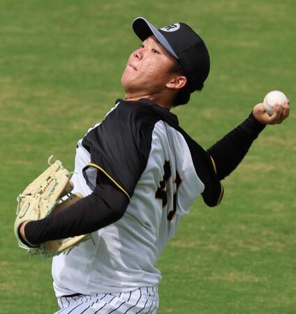 　登板に備えキャッチボールで調整する村上（撮影・立川洋一郎）