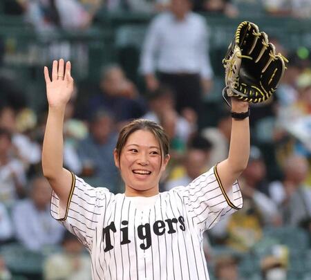 　始球式を務め、観客の声援に応える冨田せな（撮影・北村雅宏）