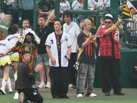 　スターティングメンバーを紹介する湘南乃風（撮影・立川洋一郎）