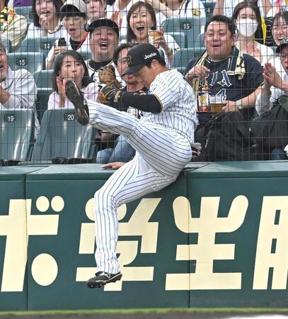 　１回、頓宮の邪飛を好捕する大山（撮影・飯室逸平）