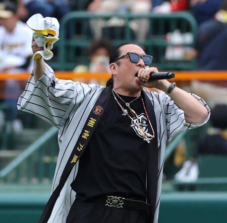 　試合前、熱唱する湘南乃風・若旦那（撮影・北村雅宏）