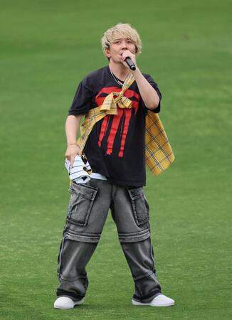 　ミニライブで場内を盛り上げる湘南乃風・ＳＨＯＣＫ　ＥＹＥ（撮影・立川洋一郎）