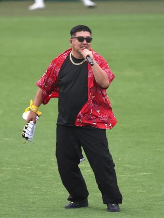 　ミニライブで場内を盛り上げる湘南乃風・ＲＥＤ　ＲＩＣＥ（撮影・立川洋一郎）