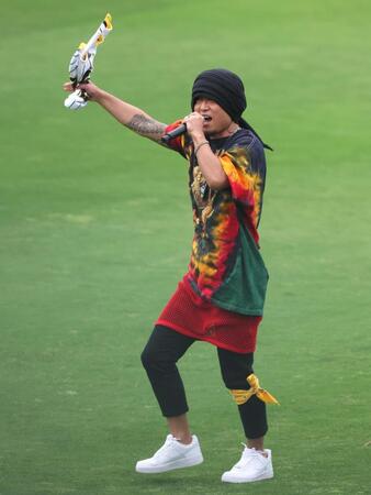 　ミニライブで場内を盛り上げる湘南乃風・ＨＡＮ－ＫＵＮ（撮影・立川洋一郎）