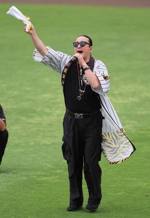 　ミニライブで場内を盛り上げる湘南乃風・若旦那（撮影・立川洋一郎）