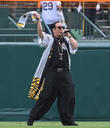 　球場を盛り上げる湘南乃風・若旦那（撮影・飯室逸平）