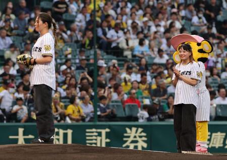 　始球式を務める冨田せなを見守る冨田るき（右）＝撮影・北村雅宏