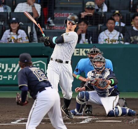 　２回、三飛に打ち取られる佐藤輝（撮影・立川洋一郎）