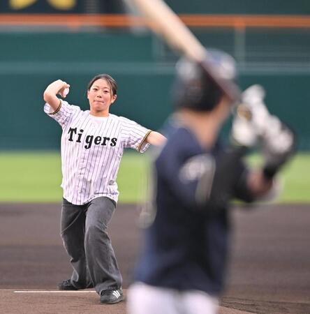 　始球式を務める冨田せな（撮影・西田忠信）