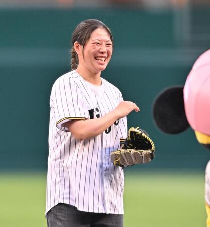 　始球式を終え笑顔の冨田せな（撮影・西田忠信）