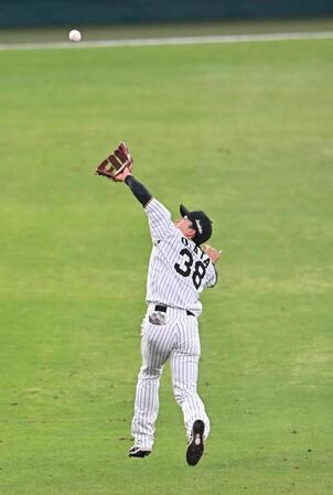 　３回、広岡の飛球を好捕する小幡（撮影・西田忠信）