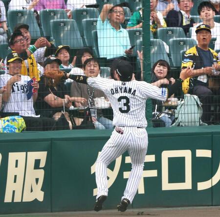 　１回、頓宮の打球をフェンス際でキャッチする一塁手・大山（撮影・立川洋一郎）