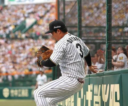 　１回、頓宮の邪飛をフェンス際で捕球する大山（撮影・北村雅宏）