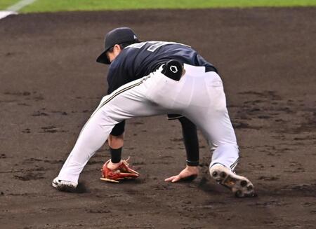 　５回、大山の打球を好捕する広岡（撮影・西田忠信）