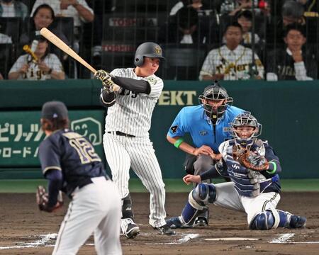 　６回、内野安打を放つ村上（撮影・立川洋一郎）