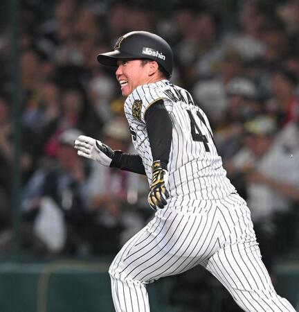 　６回、チーム初安打を放ち、一塁へ向かう村上（撮影・飯室逸平）