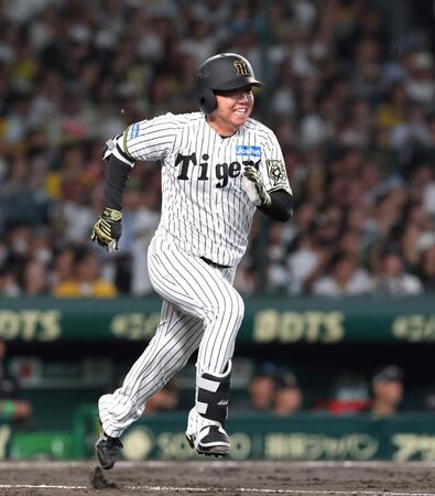 　６回、村上は懸命に走り、内野安打をもぎ取る（撮影・北村雅宏）