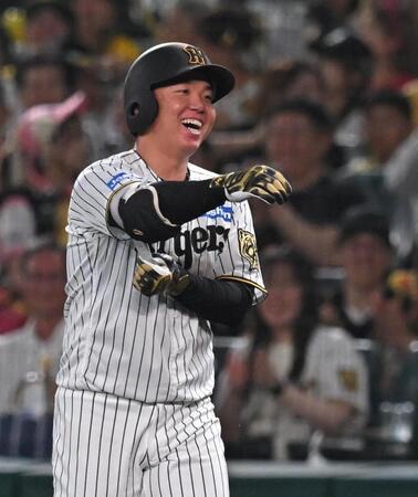 　６回、チーム初安打を放ち、笑顔を見せる村上（撮影・飯室逸平）