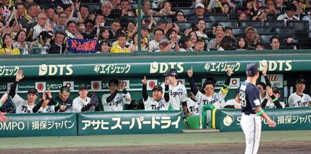 　６回、村上がチーム初安打を放ち沸き上がる阪神ベンチ（撮影・立川洋一郎）