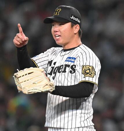 　７回、野手に声をかける村上（撮影・飯室逸平）