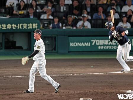 　６回、広岡を二飛に打ち取ってほえる村上（撮影・立川洋一郎）