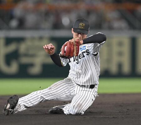 　７回、杉本の打球を軽快にさばき、併殺を奪う小幡（撮影・飯室逸平）