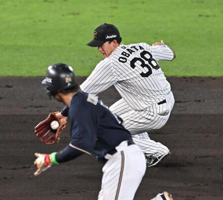 　７回、杉本の打球を捕球する小幡（撮影・西田忠信）