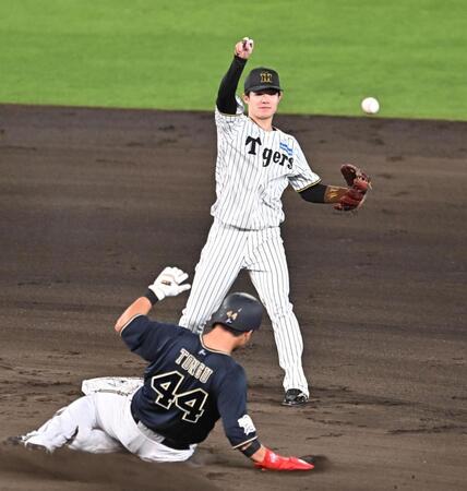 　７回、杉本の打球を処理した小幡からの送球を受け、一塁へ転送する中野（撮影・西田忠信）