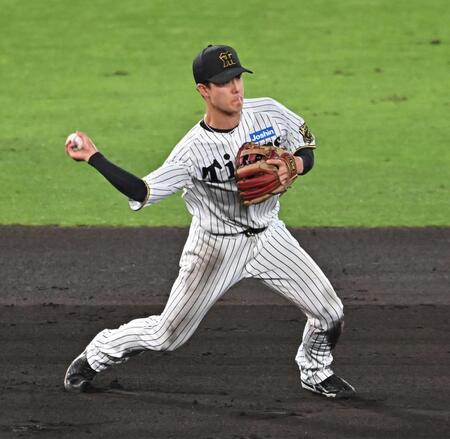 　７回、杉本の打球を捕球し二塁へ送球する小幡（撮影・西田忠信）