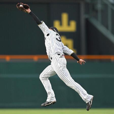 　３回、野口の打球を好捕する小幡（撮影・飯室逸平）