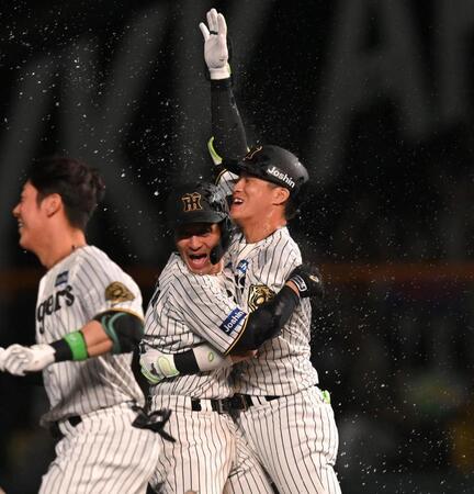　サヨナラを決め、歓喜する木浪と坂本（撮影・飯室逸平）