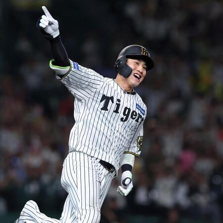 　１０回、サヨナラ打を放ち、指を立てる木浪（撮影・北村雅宏）