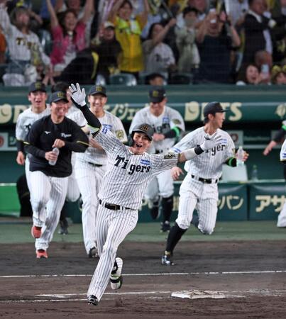 　１０回、サヨナラ打を放ち喜びを爆発させる木浪（撮影・立川洋一郎）