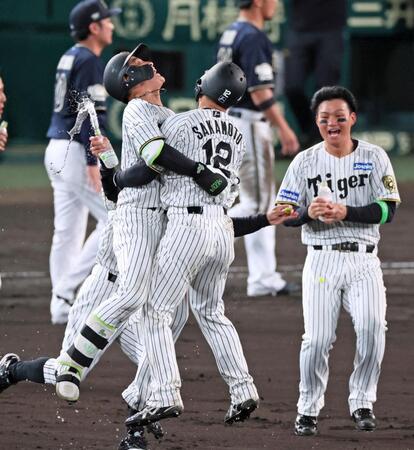　１０回、サヨナラ打を放ち坂本（中央）と抱き合って喜ぶ木浪（撮影・立川洋一郎）