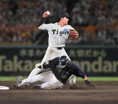 　９回、二塁上で広岡のスライディングで守備妨害される小幡（撮影・飯室逸平）