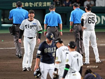 　９回、小幡と一走・広岡が交錯し、リプレー検証を求めた藤川監督（左から２人目）＝撮影・立川洋一郎