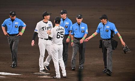 　９回、交錯プレーを巡り審判団と話をする藤川監督（左から２人目）＝撮影・西田忠信