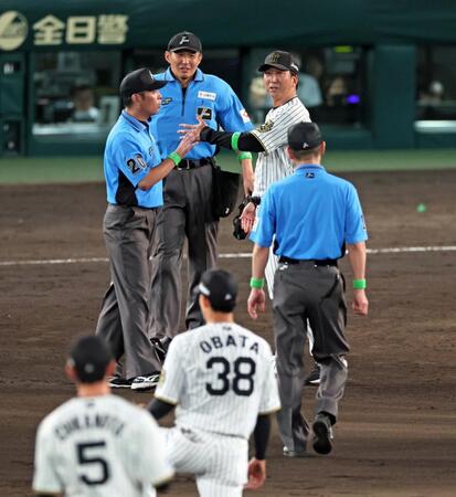　９回、小幡（３８）と一走・広岡が交錯し、審判に抗議する藤川監督（中央奥）＝撮影・立川洋一郎