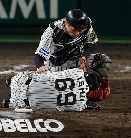 　９回、広岡のライナーが頭部に直撃し、倒れ込む石井。捕手・坂本