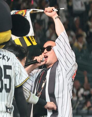 　木浪と阪神の勝利を喜ぶ湘南乃風・若旦那（撮影・北村雅宏）