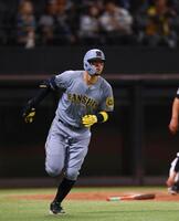 　８回、ソロを放ち、走り出す佐藤輝（撮影・中島達哉）