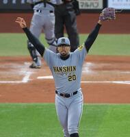 　４回、郡司を三振に打ち取り、両手を上げるデュプランティエ（撮影・西岡正）