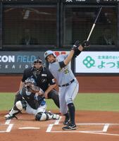 　１回、右前適時打を放つヘルナンデス（撮影・西岡正）