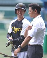 　試合前、談笑する近本（左）＝撮影・北村雅宏