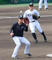 　打撃練習前のシートノックで送球を受ける小幡（撮影・立川洋一郎）