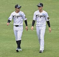 　１軍の試合前練習に合流した小幡（右）＝撮影・西田忠信