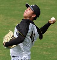 　登板に備えキャッチボールで調整する村上（撮影・立川洋一郎）