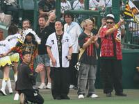 　スターティングメンバーを紹介する湘南乃風（撮影・立川洋一郎）