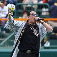 　試合前、熱唱する湘南乃風・若旦那（撮影・北村雅宏）