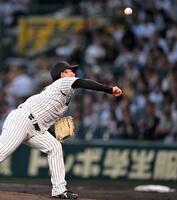 　３回、スローボールを投じる村上（撮影・飯室逸平）